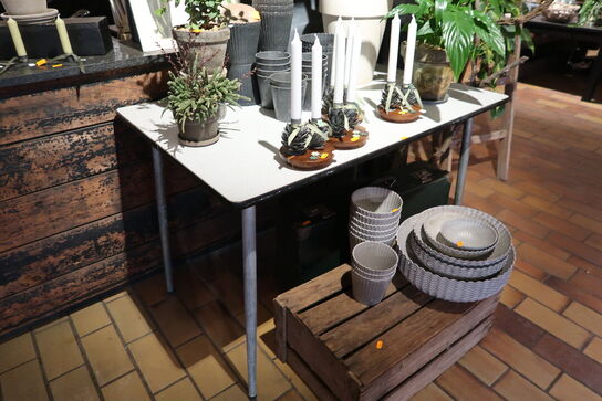 Bord, trækasse samt kuffert uden indhold