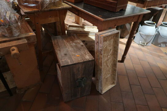 Div. Trækasser, borde, filebænk uden indhold