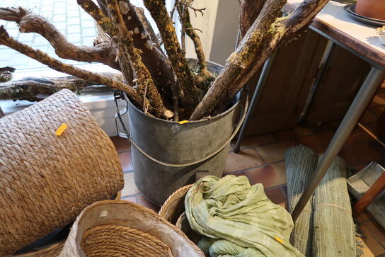 Div. Kurve samt spand med tørrede grene