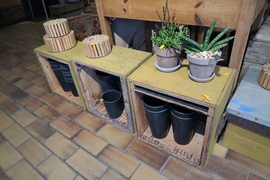 Div. Trækasser samt borde uden indhold