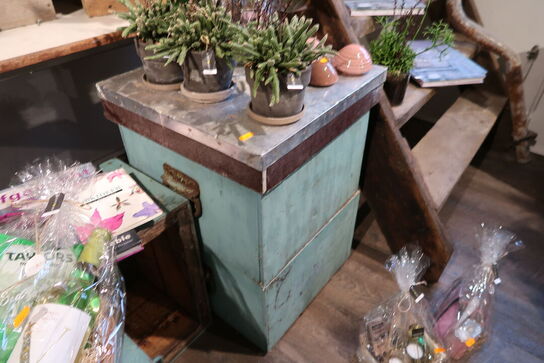 Bord, trækasser uden indhold