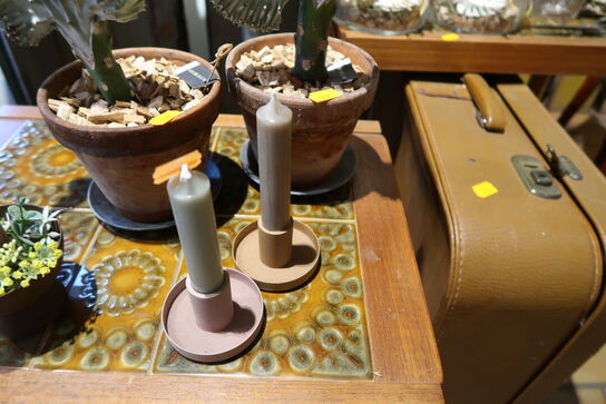 Div. Dekorationer med stearinlys samt 2 stk. planter i krukke