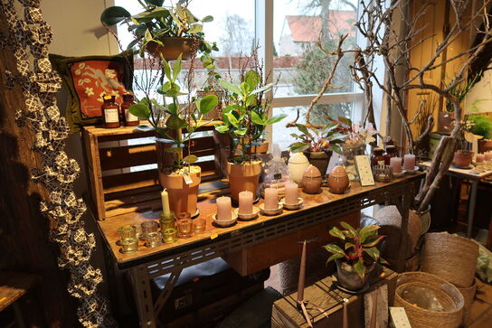 3 stk. borde samt kufferter uden indhold