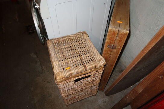 3 stk. stole, klapstole, 3 stk. reoler samt kurv