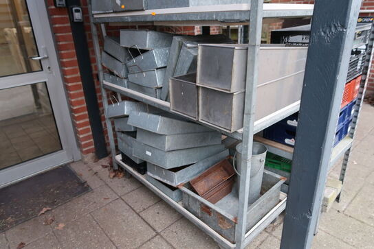 Lagerreoler med indhold, trappestige, trillebør m.m.