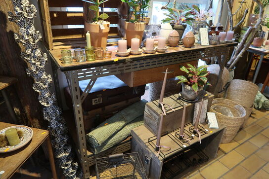 3 stk. borde samt kufferter uden indhold