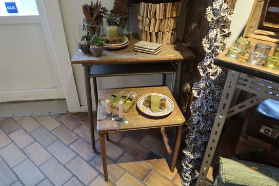 3 stk. borde samt kufferter uden indhold