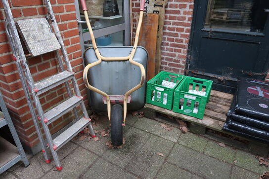 Lagerreoler med indhold, trappestige, trillebør m.m.