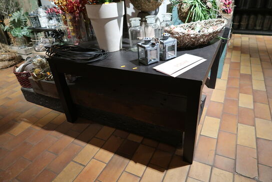 Bord samt 2 stk. træbjælker uden indhold