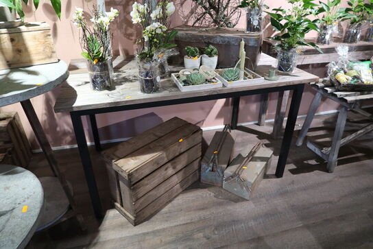 Bord, trækasse samt 2 stk. værktøjskufferter, metalkuffert, stol, bord uden indhold