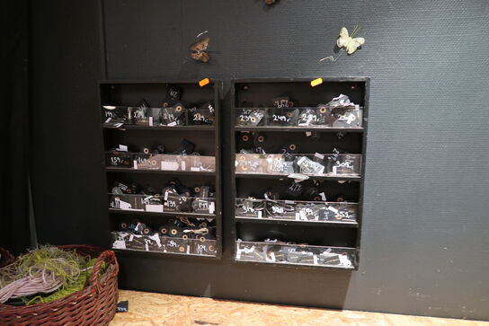 3 stk. skraldespande, div. Pinde samt prisskilte m.m.