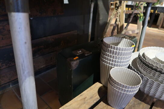 Bord, trækasse samt kuffert uden indhold