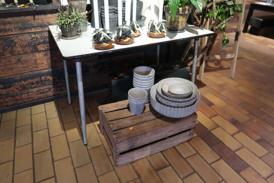 Bord, trækasse samt kuffert uden indhold