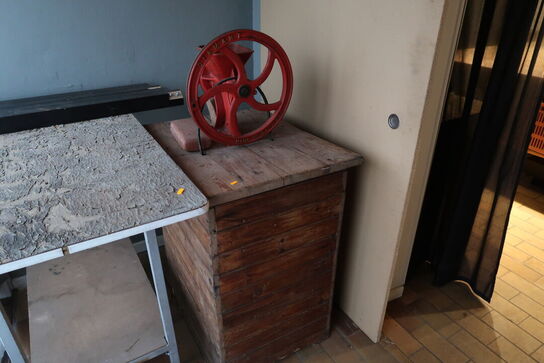 2 stk. borde med indhold