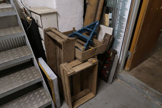 Div. Butiksinventar, puder, reoler, borde, trækasser m.m.