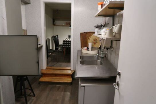 Bord med 6 stk. stole samt div. Køkkenservice