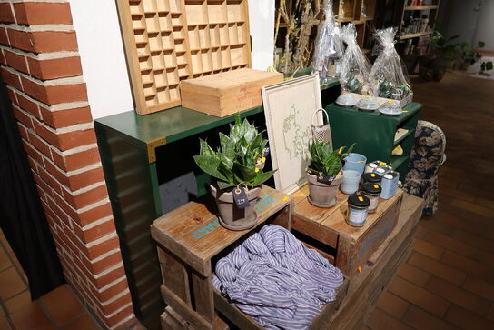 Div. Trækasser og butiksinventar uden indhold