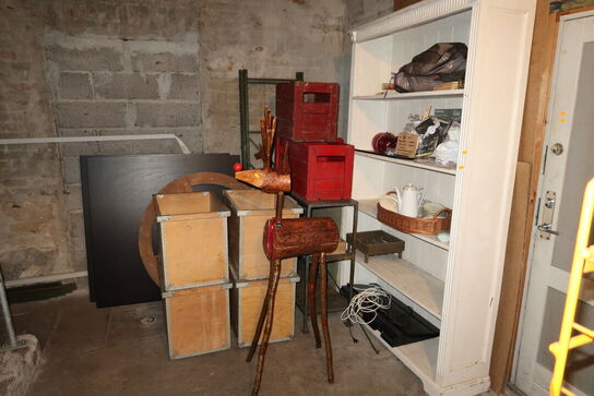 Div. Butiksinventar, trækasse, reoler, borde m.m.