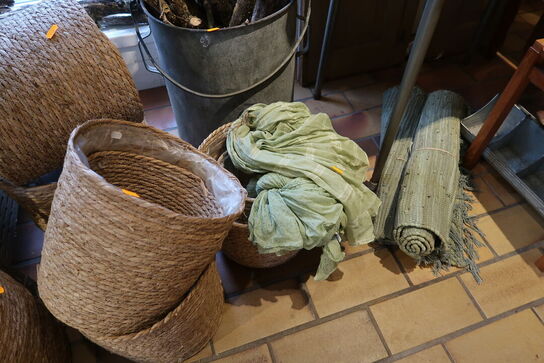 Div. Kurve samt spand med tørrede grene