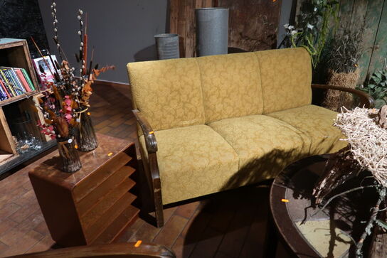 Sofabord, lænestol, sofa samt bord uden indhold