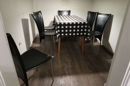 Bord med 6 stk. stole samt div. Køkkenservice