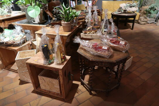 Div. Trækasser, borde, filebænk uden indhold