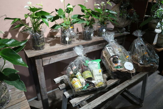 Bord, trækasse samt 2 stk. værktøjskufferter, metalkuffert, stol, bord uden indhold