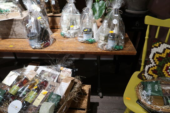 Bord, reoler, trækasse samt stol uden indhold