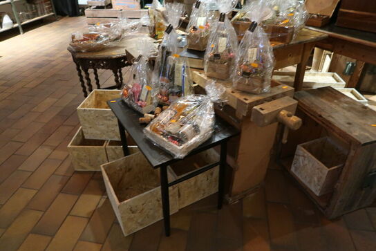 Div. Trækasser, borde, filebænk uden indhold