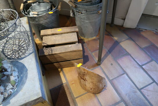 Div. Metalspande, haveredskaber, bord, trækasser m.m.