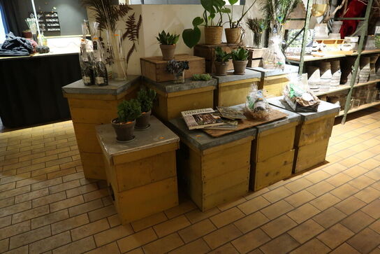 Div. Butiskinventar og trækasser uden indhold