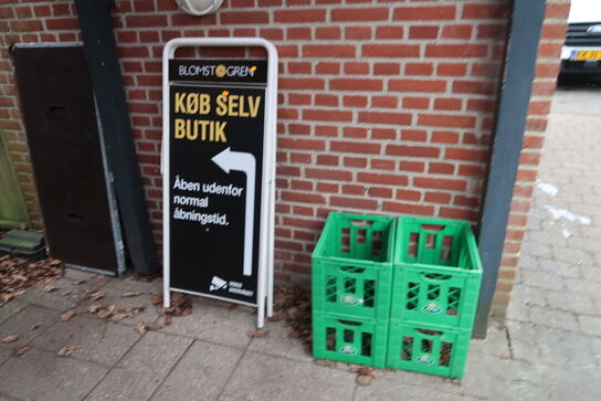 Lagerreoler med indhold, trappestige, trillebør m.m.