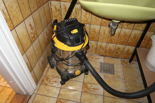 2 stk. reoler med div. Rengøringsartikler, engangsservice, støvsuger