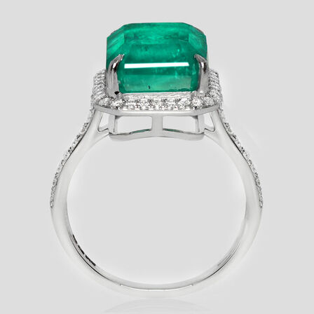 7,80 ct. smaragd og diamantring i 18 kt. hvidguld. IGI.