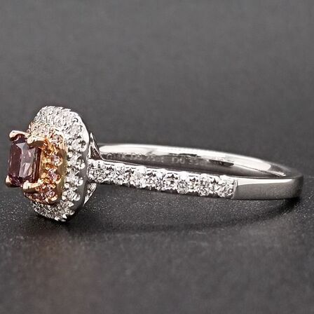 Diamantring med rødviolet diamant af 14 kt. hvidguld, ialt ca. 0.58 ct. GIA