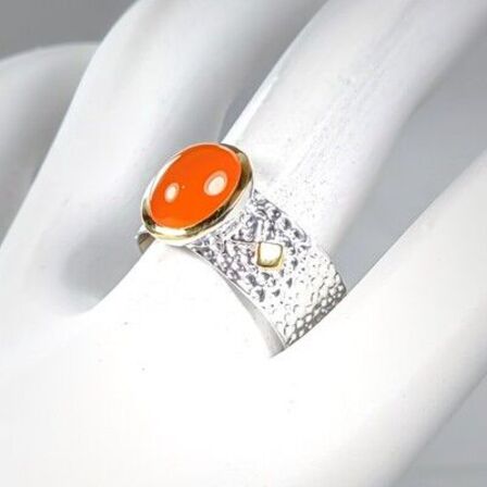 Håndfremstillet karneol ring af guld- og rhodineret sterlingsølv