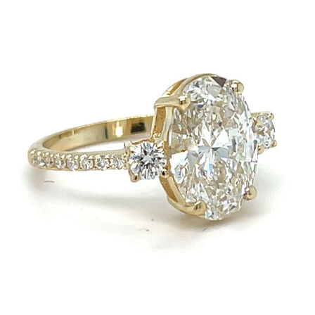 4,02 ct. oval brillant slebet diamantring (Lab. fremstillet)*. IGI