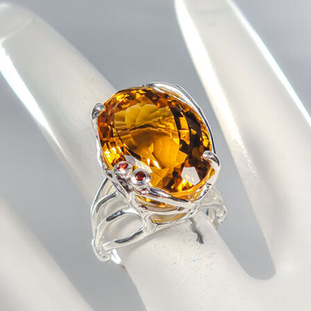 Håndfremstillet unika citrinring af rhodineret sterlingsølv