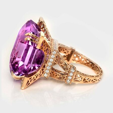 39,02 ct. VIVID kunzit, og diamantring i 14 kt. rosèguld, IGI.