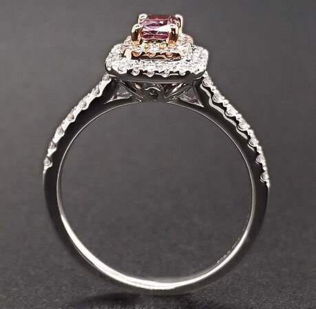 Diamantring med rødviolet diamant af 14 kt. hvidguld, ialt ca. 0.58 ct. GIA