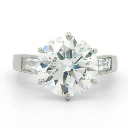 5,69 ct Platinring med stor laboratorieskabt diamant. IGI