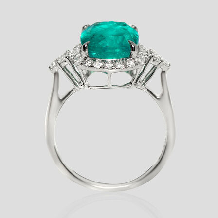 5,21 ct. fin smaragd og diamant ring i 14 kt. hvidguld. IGI.