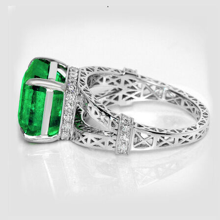 6,25 ct. smaragd og diamantring i 14 kt. Hvidguld. IGI.