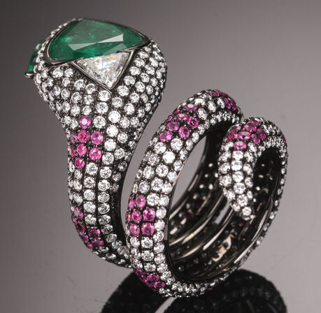 14,02 ct. smaragd, rubin og diamantring af 14 kt. sortrhodineret hvidguld