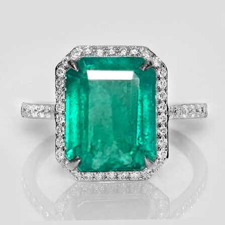 7,80 ct. smaragd og diamantring i 18 kt. hvidguld. IGI.