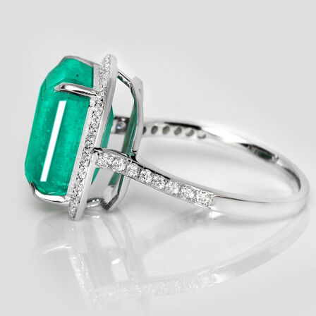 7,80 ct. smaragd og diamantring i 18 kt. hvidguld. IGI.