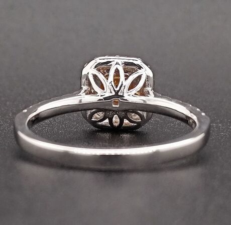 Diamantring med rødviolet diamant af 14 kt. hvidguld, ialt ca. 0.58 ct. GIA