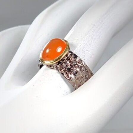 Eksklusivt håndfremstillet karneol ring af guld- og sort rhodineret sterlingsølv