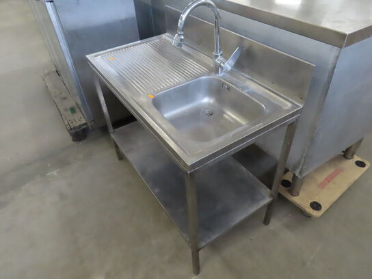 Stålvask med armatur