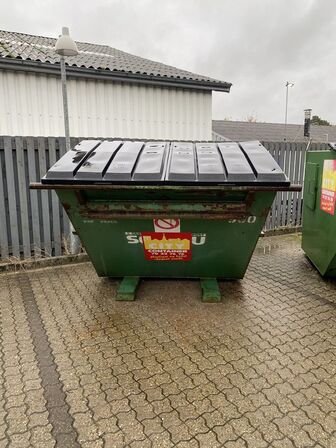 Affaldscontainer med indhold (INDHOLDET SKAL MEDTAGES)(LÆS BESKRIVELSE)